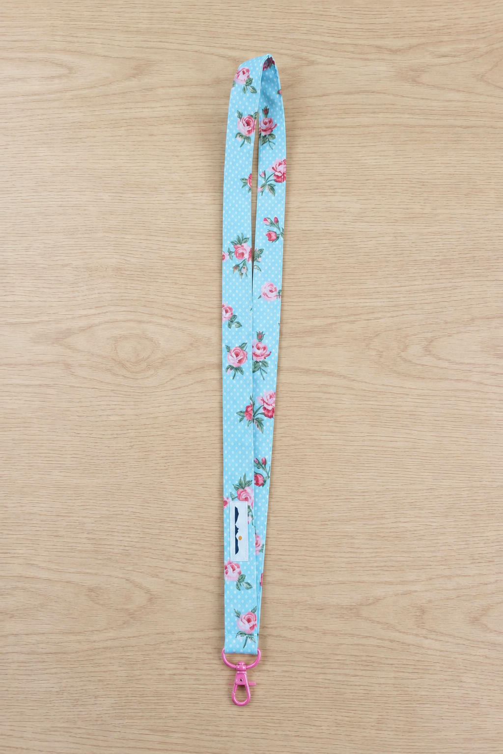 Colgador floral con arandela y ganchito rosa chicle