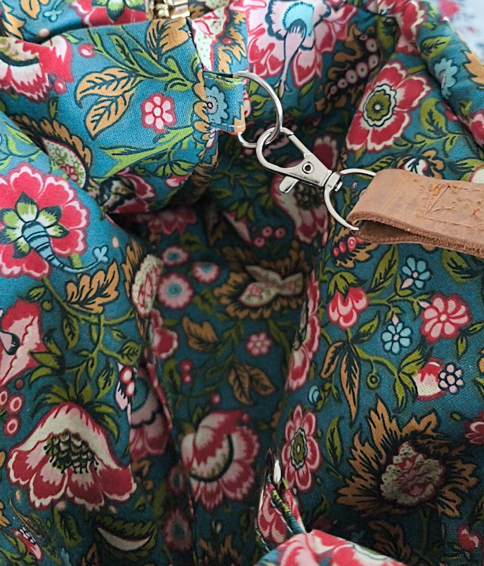BOLSO CLACK BRAVO PIEL DE VACUNO MOSTAZA CON INTERIOR FLORES VERDES