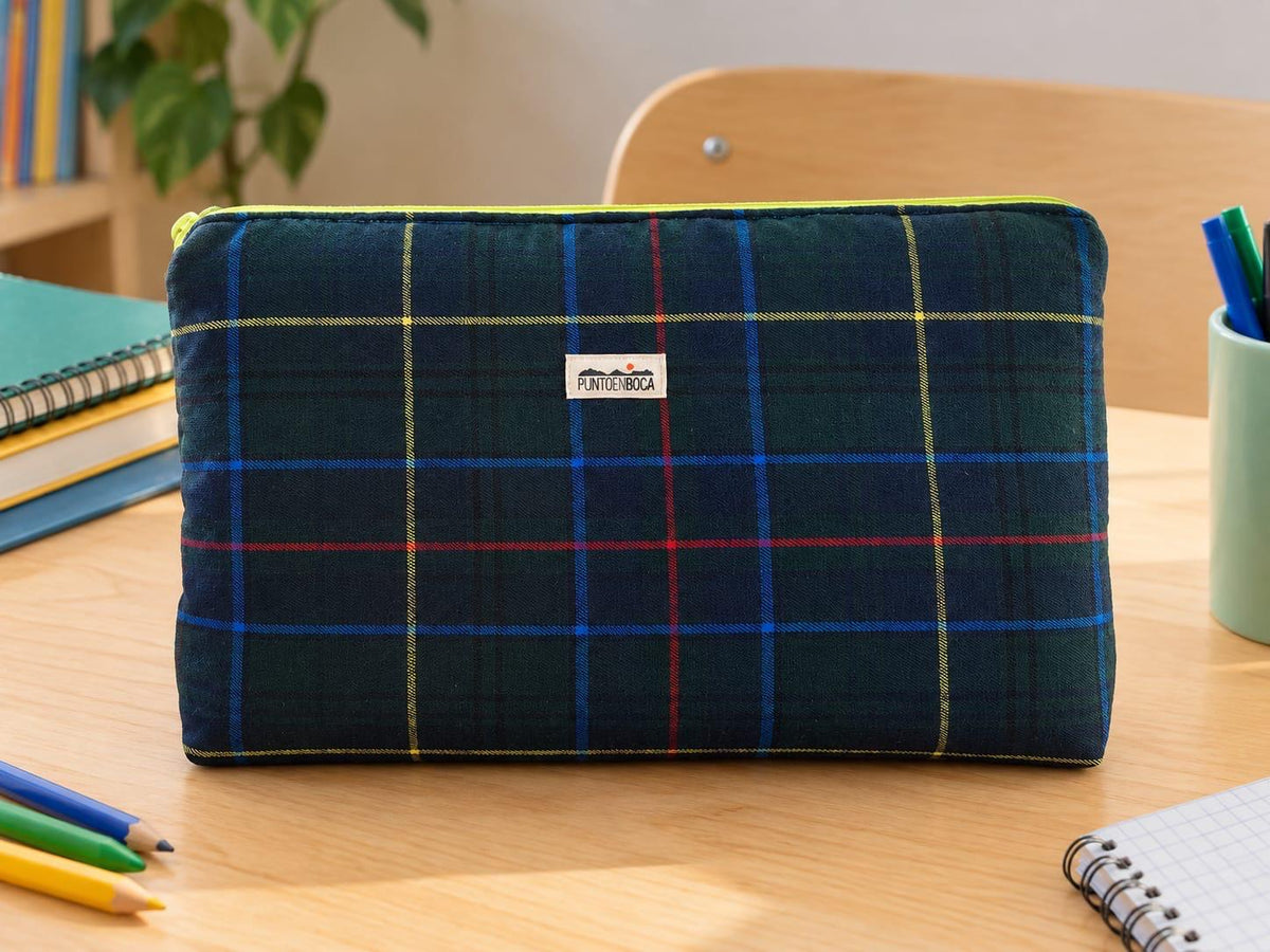 FUNDA PORTATIL TARTAN VERDE CON RAYAS ROJAS, AZUL Y AMARILLO