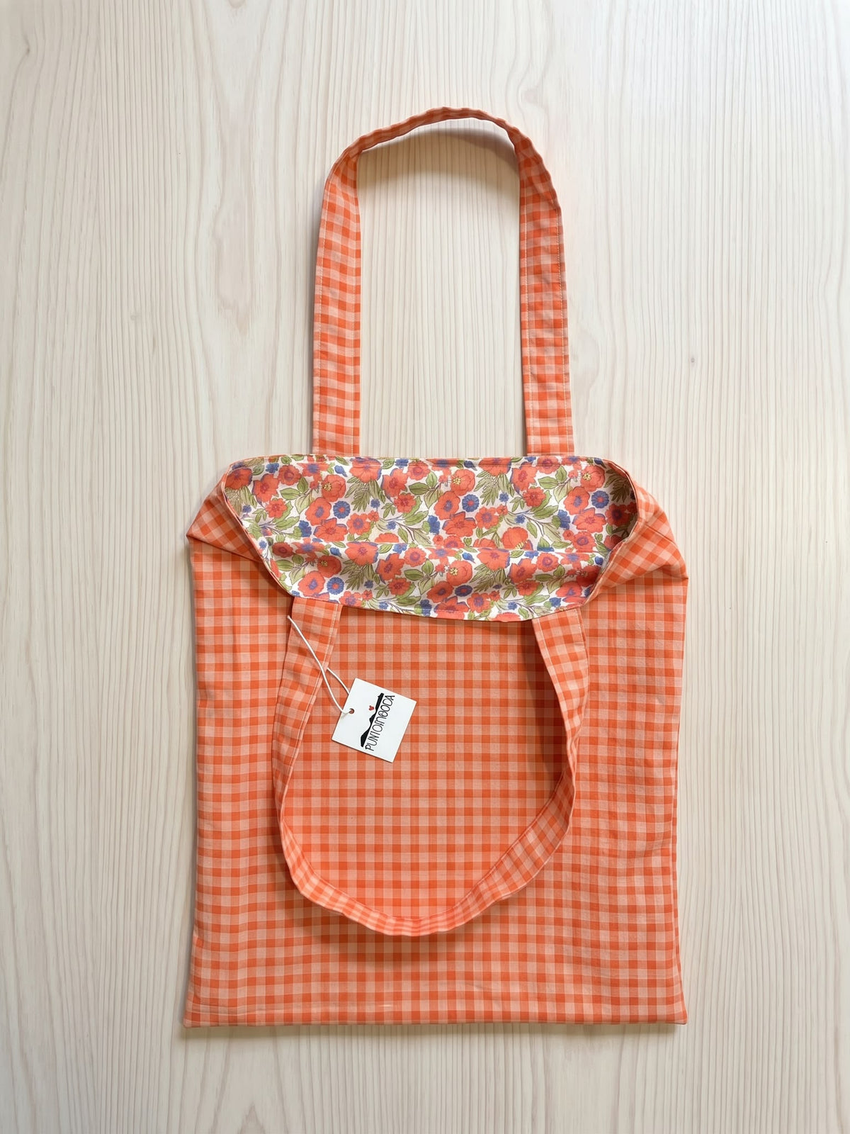 TOTE BAG CUADRITOS VICHY MELOCOTÓN CON INTERIOR DE FLORES