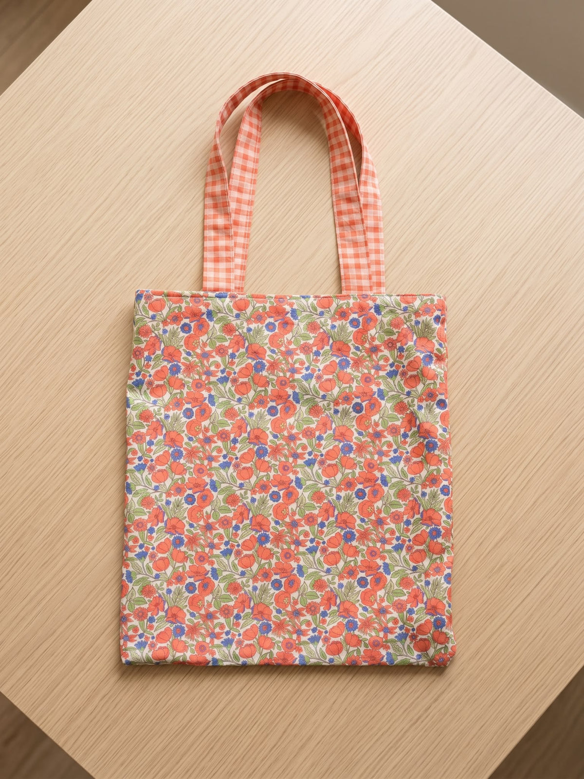 TOTE BAG CUADRITOS VICHY MELOCOTÓN CON INTERIOR DE FLORES