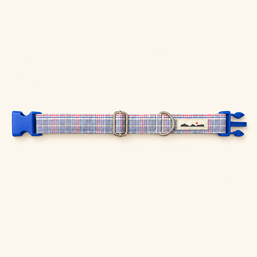 Collar de cuadros grises y azules sobre fondo claro