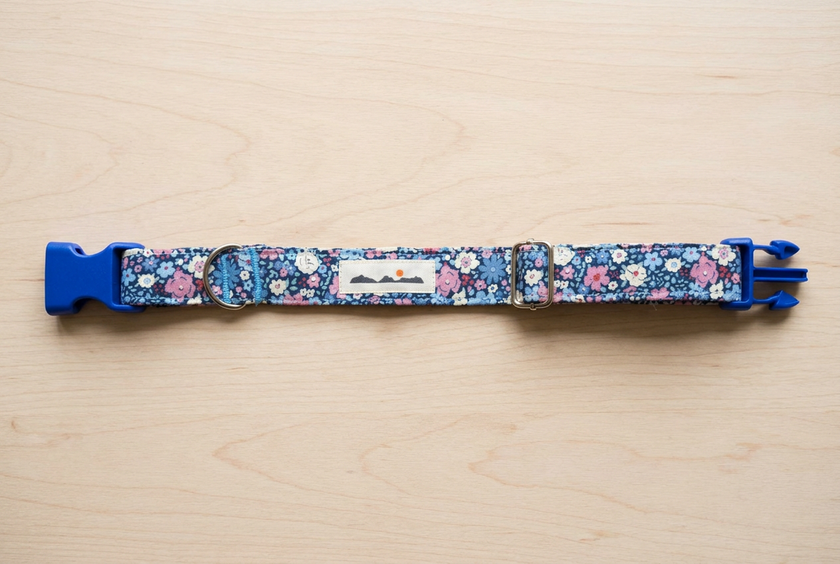 Collar floral con cierre azul sobre una mesa de madera clara